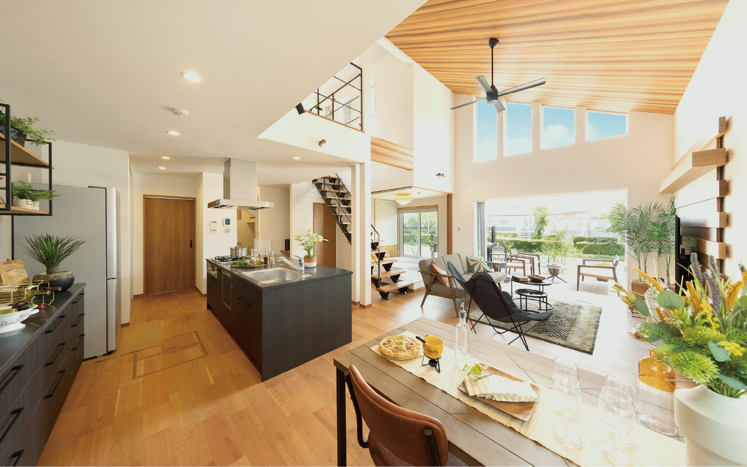 吹抜け+傾斜天井のオシャレなリビング