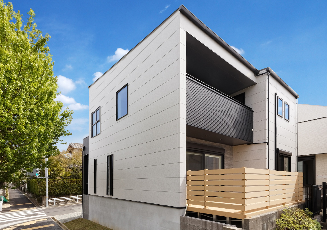 リビングにつながるウッドデッキ付きの邸