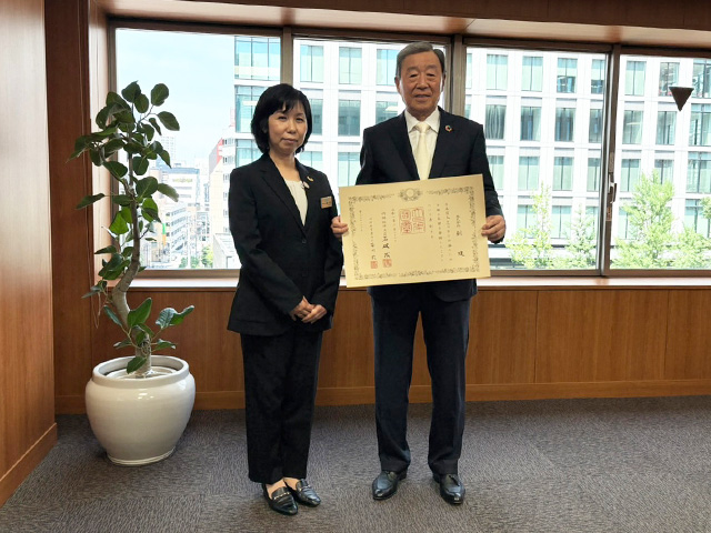紺綬褒章に係る褒状を受章しました